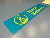 150 x 50cm Logoaufkleber mehrfach verwendbar FOIL2sport Handball Anwendungsbeispiel 4x1m Bodenaufkleber fertig montiert.
